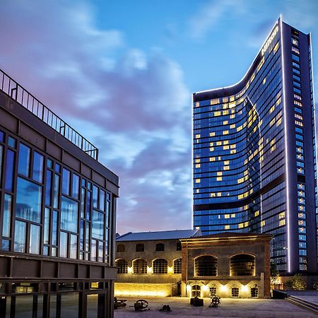 Hotel Hilton Istanbul Bomonti Exterior foto The hotel at night