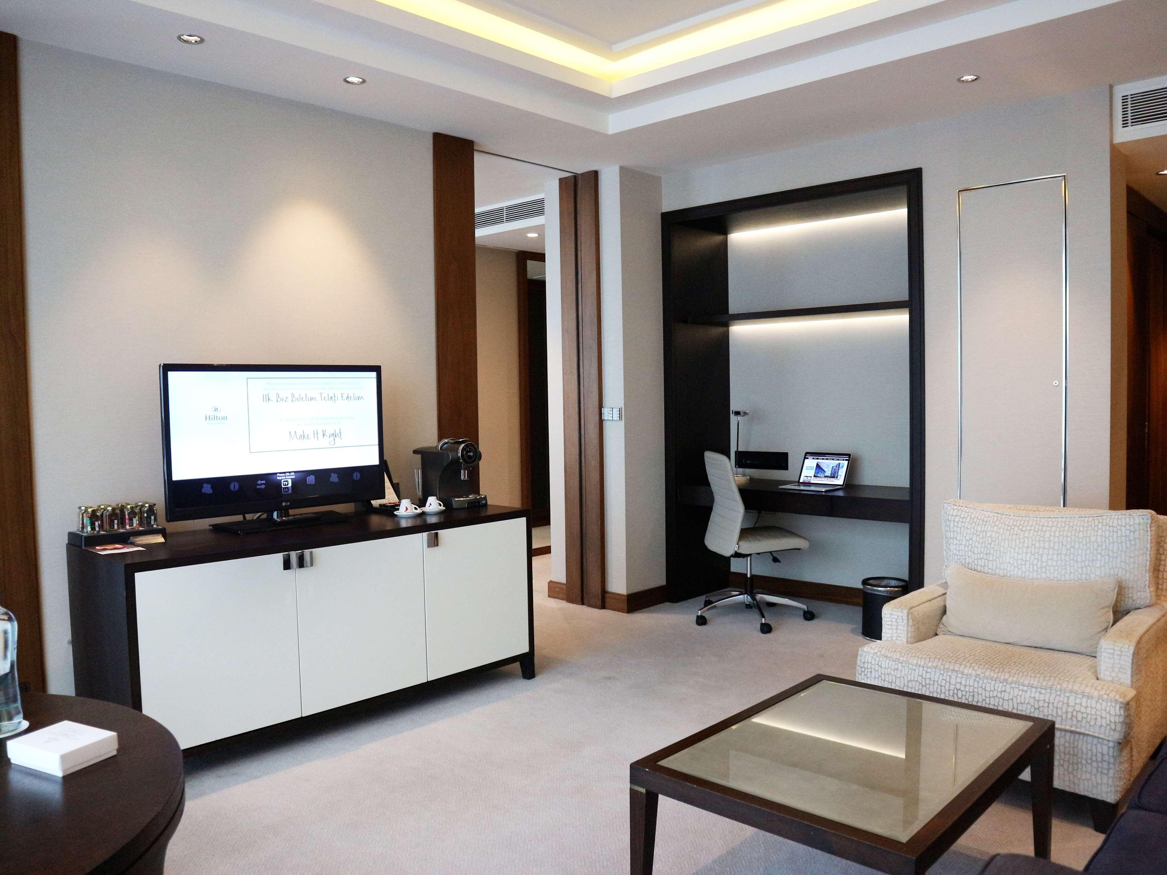 Hotel Hilton Istanbul Bomonti Exterior foto A suite at the Ritz-Carlton, Dubai