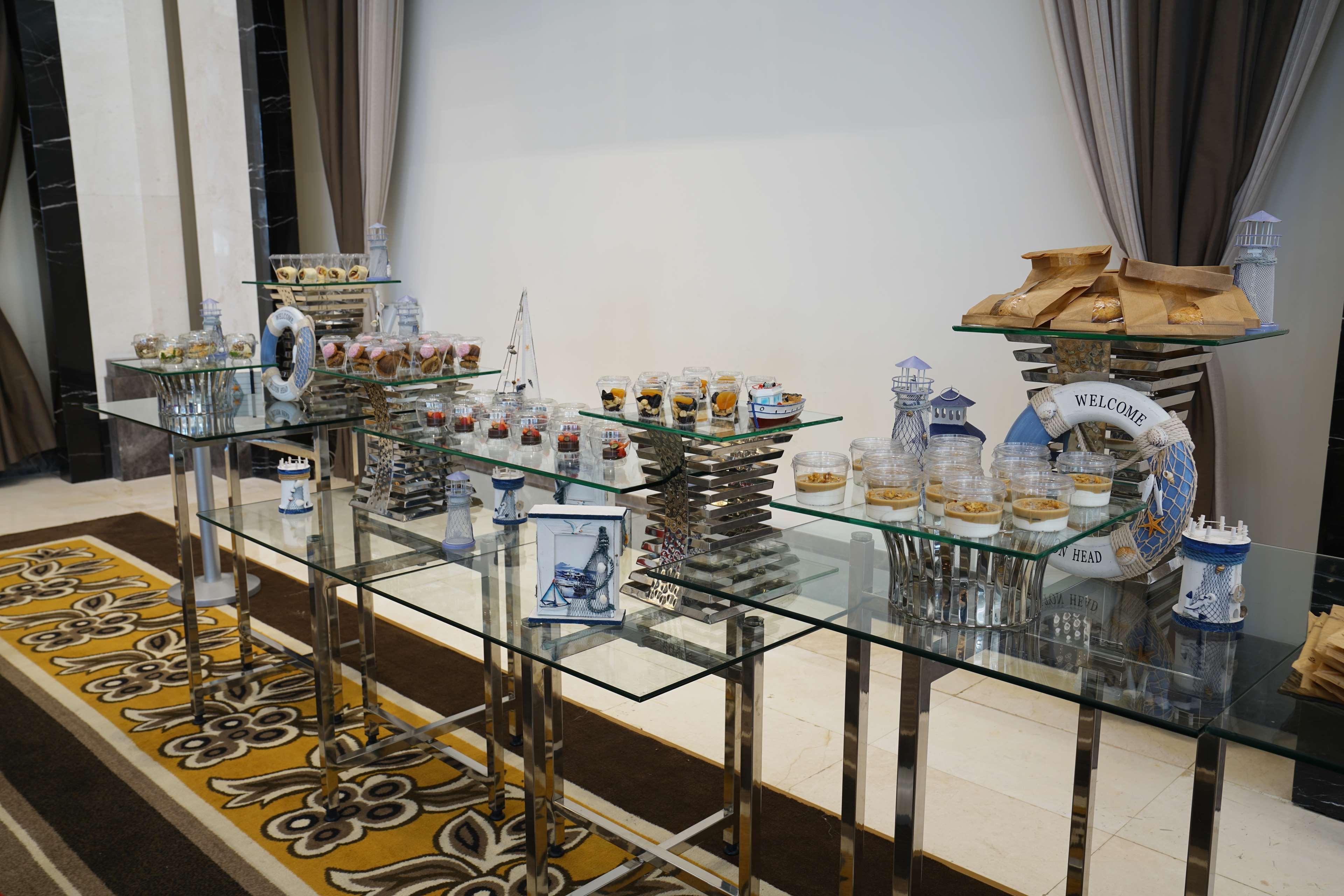 Hotel Hilton Istanbul Bomonti Exterior foto A buffet table