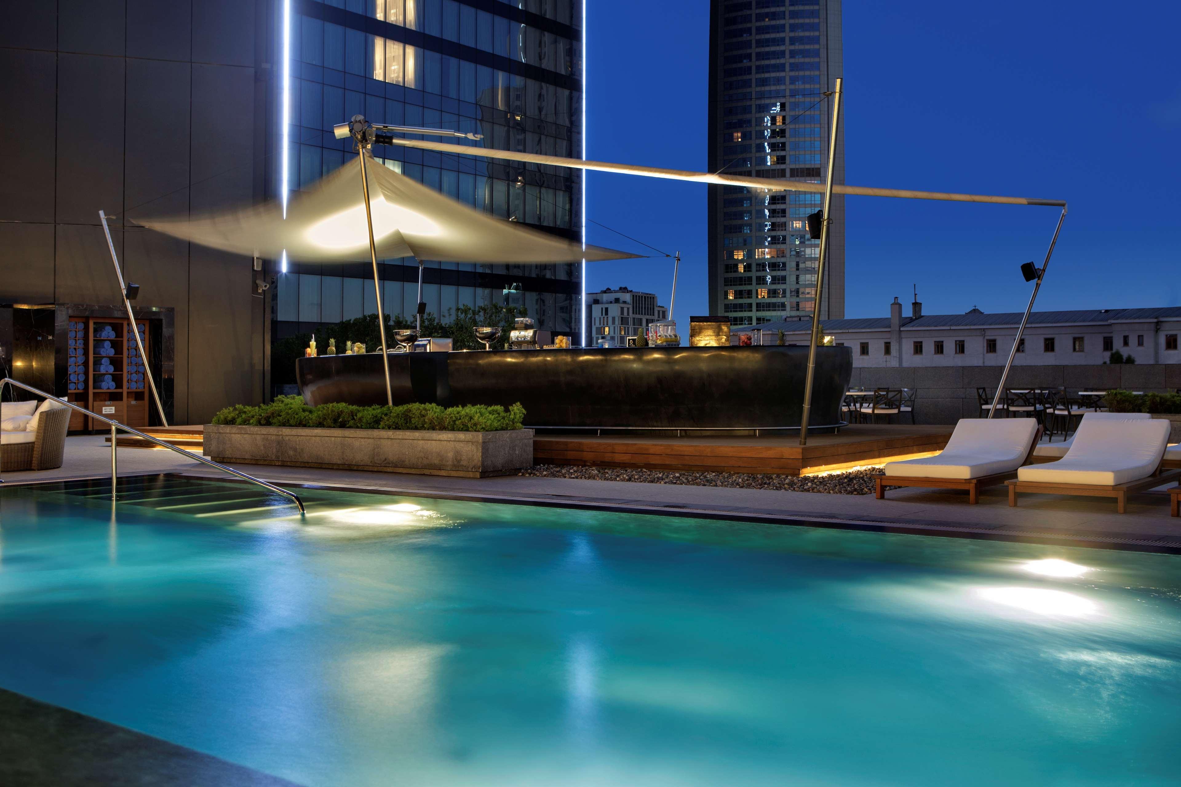Hotel Hilton Istanbul Bomonti Exterior foto The pool at the hotel