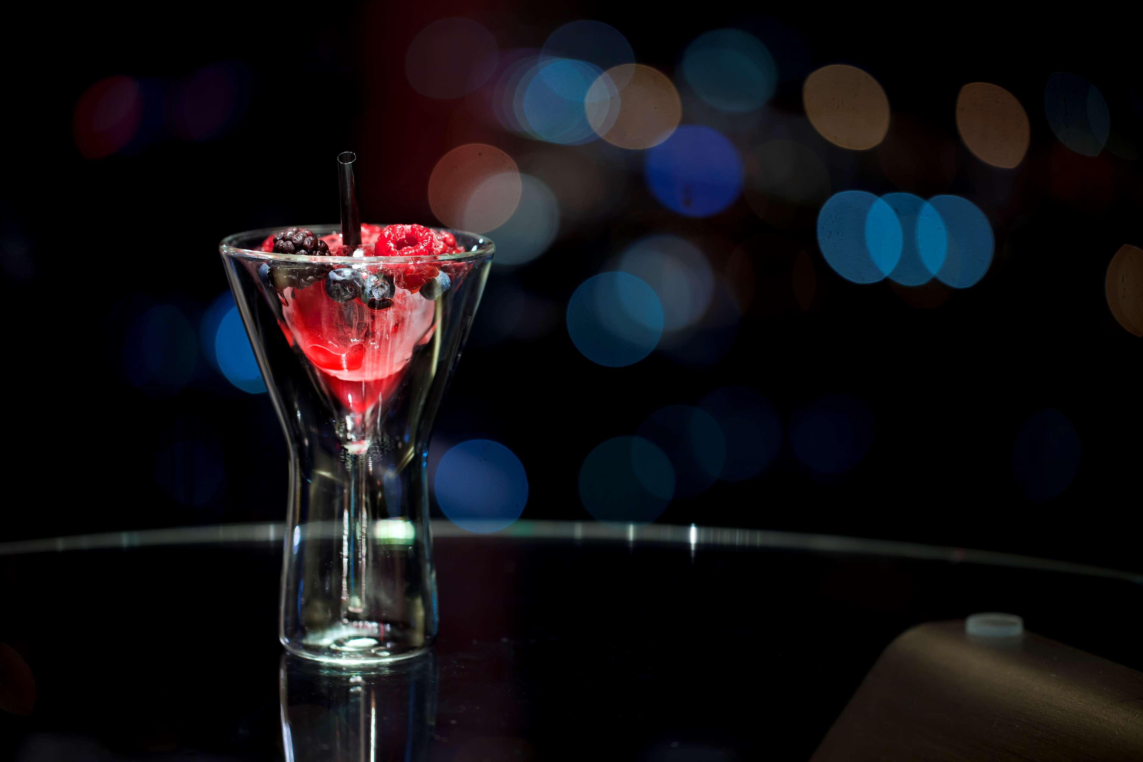 Hotel Hilton Istanbul Bomonti Exterior foto A Clover Club cocktail