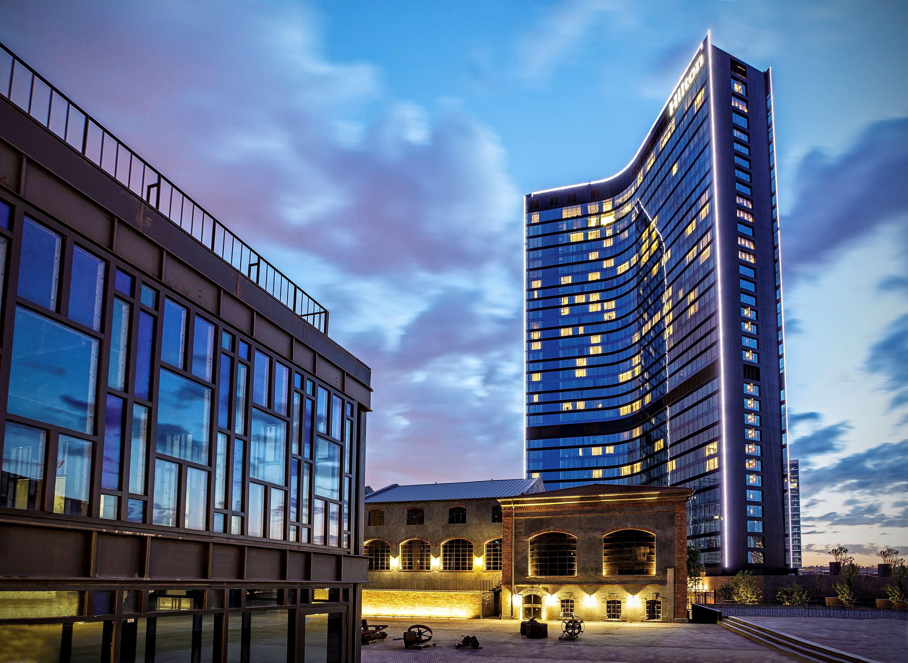 Hotel Hilton Istanbul Bomonti Exterior foto The hotel at night