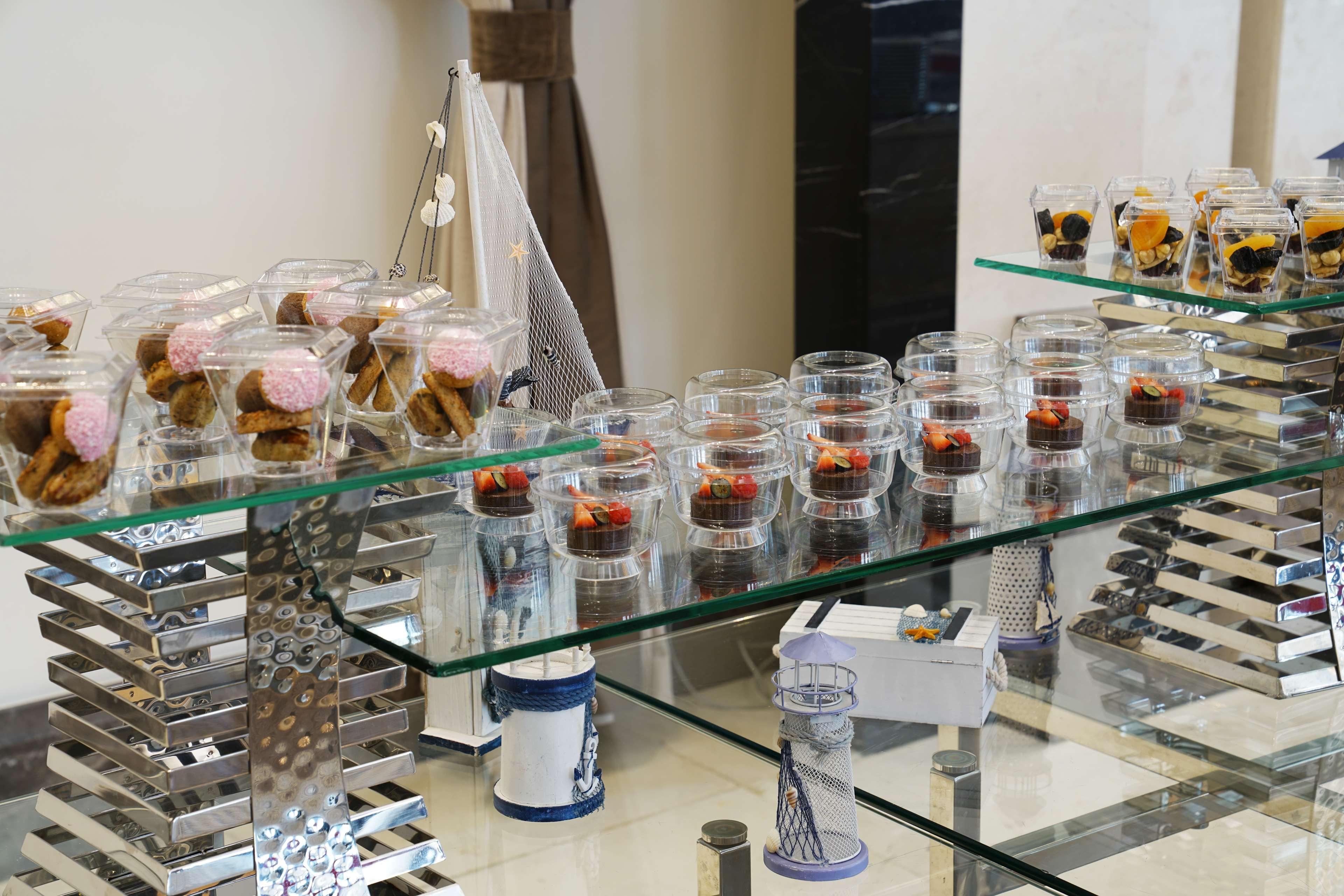 Hotel Hilton Istanbul Bomonti Exterior foto A dessert buffet