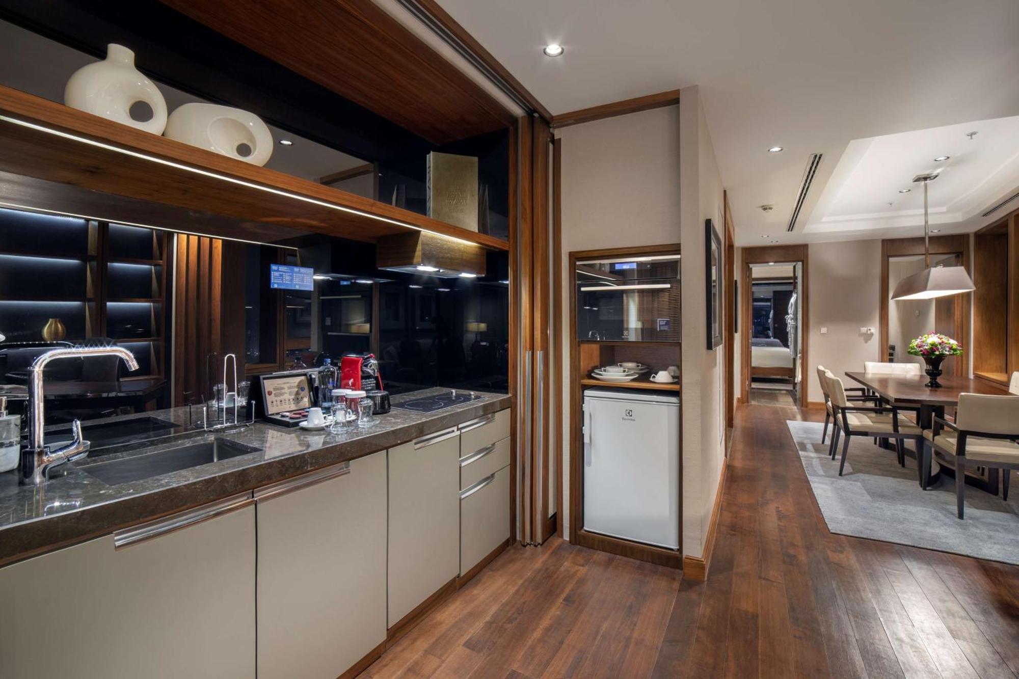 Hotel Hilton Istanbul Bomonti Exterior foto The kitchen of a suite at the Mandarin Oriental, Tokyo