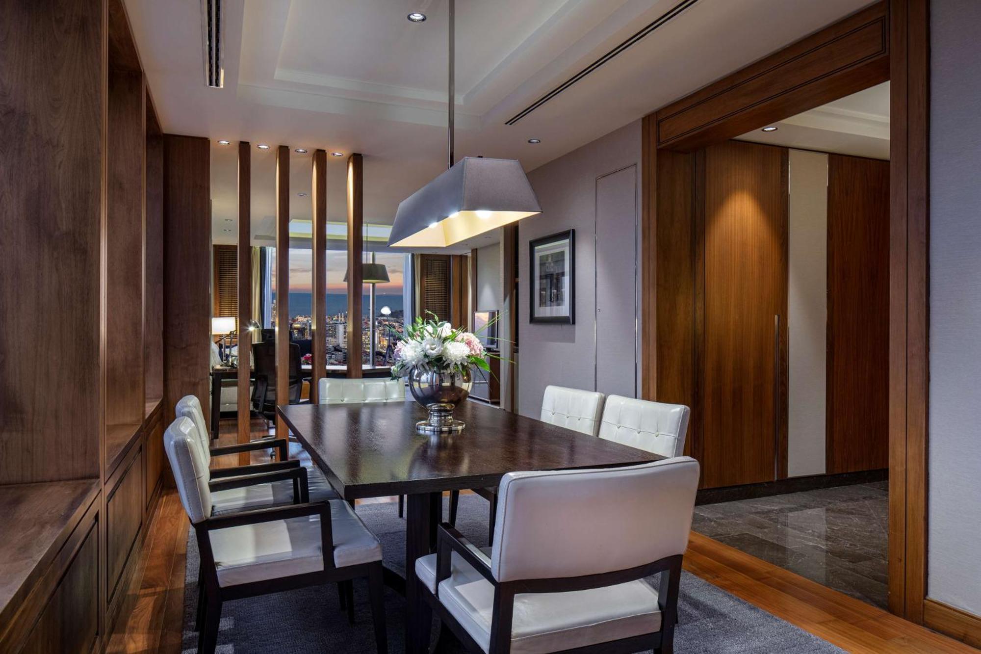 Hotel Hilton Istanbul Bomonti Exterior foto A dining room in a suite at the Mandarin Oriental, Kuala Lumpur