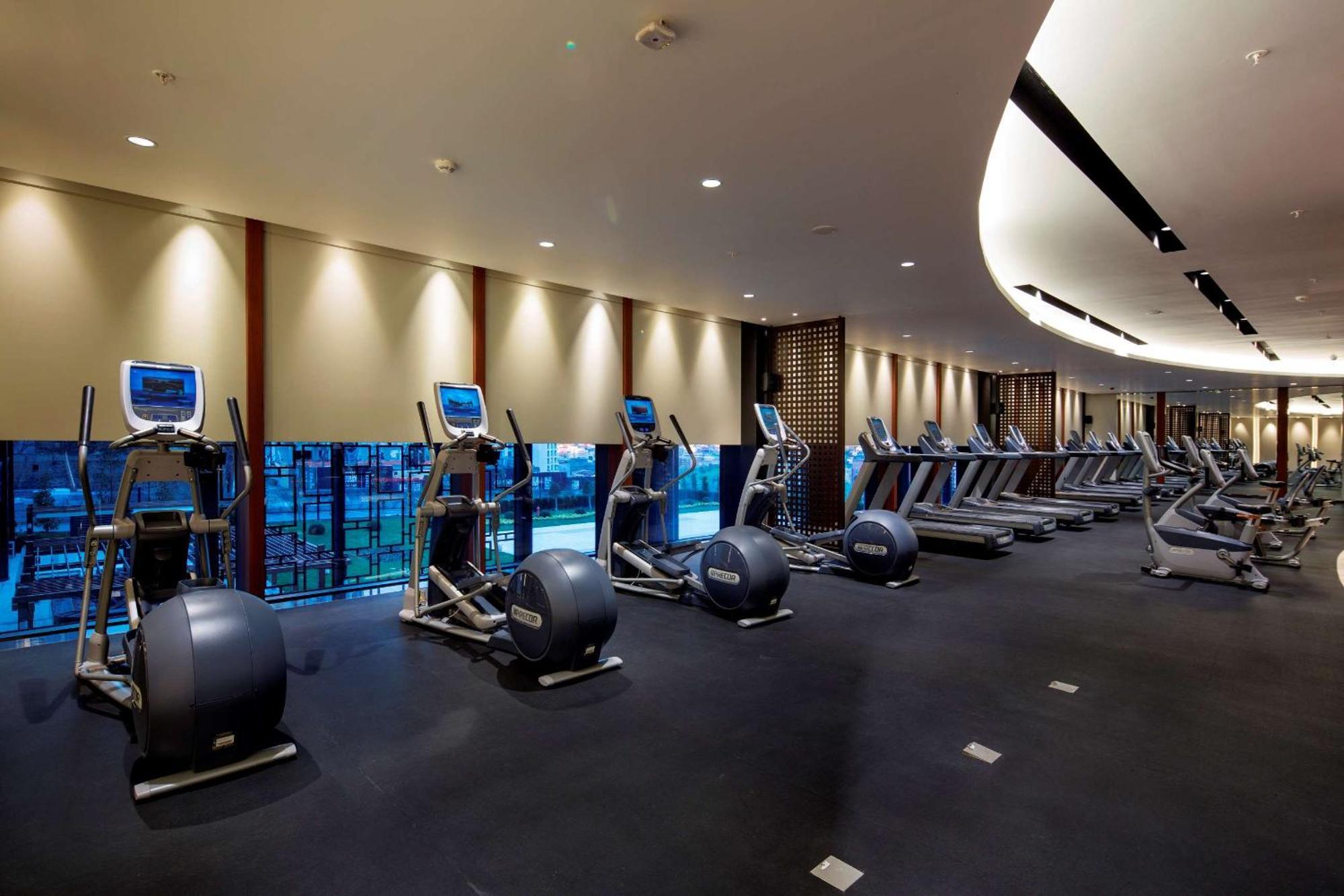 Hotel Hilton Istanbul Bomonti Exterior foto The gym at the hotel
