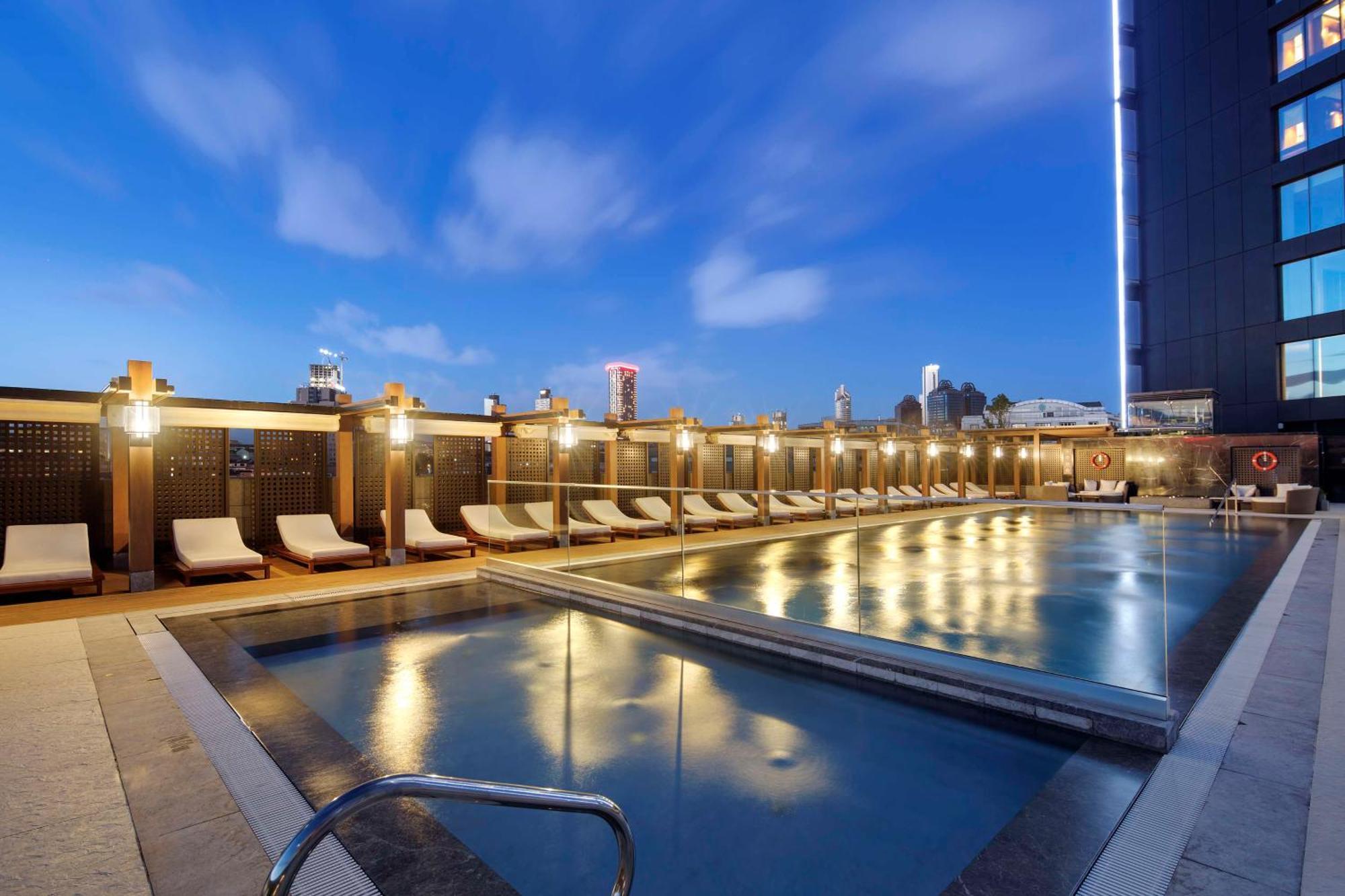 Hotel Hilton Istanbul Bomonti Exterior foto The pool at the hotel